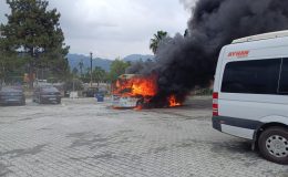 Hatay’da korkutan yangın: Minibüs kullanılamaz hale geldi