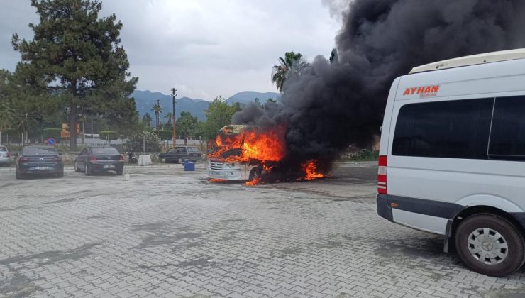 Hatay’da korkutan yangın: Minibüs kullanılamaz hale geldi