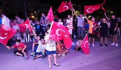 Başkan Aydın, milli heyecanı vatandaşlarla birlikte yaşadı