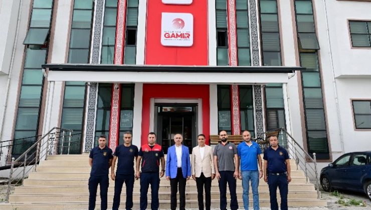 Başkan Sami Er vatandaş ve görev başındaki personelle bayramlaştı