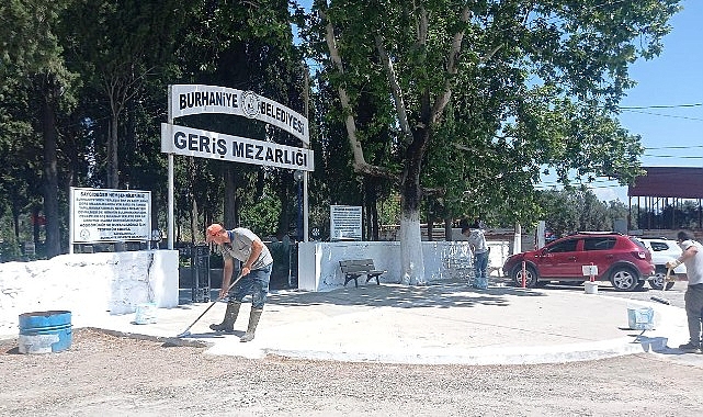 Burhaniye Belediyesi, yaklaşan Kurban Bayramı öncesinde ilçedeki mezarlıklarda kapsamlı temizlik ve bakım çalışmaları gerçekleştirdi