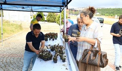 Büyükşehirden arife günü mezarlıklarda çiçek dağıtımı