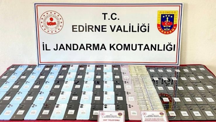 Edirne’de kaçak cep telefonu ve dolar ele geçirildi!