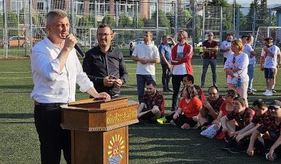 Gölcük Belediyesi´nin katkıları ile bu yıl 5.’si düzenlenen Köyler Arası Futbol Turnuvası’nda çekişmeli maçlar; Siretiye ve Sarısu arasında oynan maç ile başladı