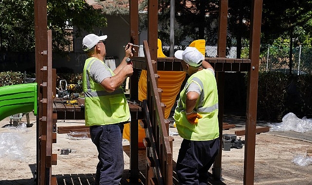 Kadıköy Belediyesi, Sahrayıcedit Mahallesi’nde kimliği belirsiz kişiler tarafından yakılan Erguvan Parkı’nı yeniden yaptı