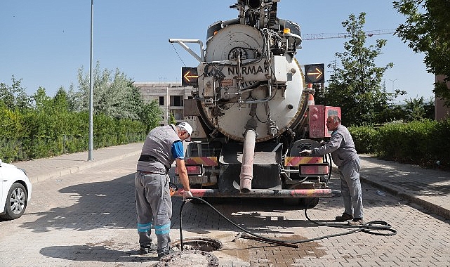 Kurban Bayramı tatilinde birçok birimi ile görevde olacak olan Nevşehir Belediyesi, bayram öncesinde mahallelerde temizlik çalışmalarına aralıksız devam ediyor