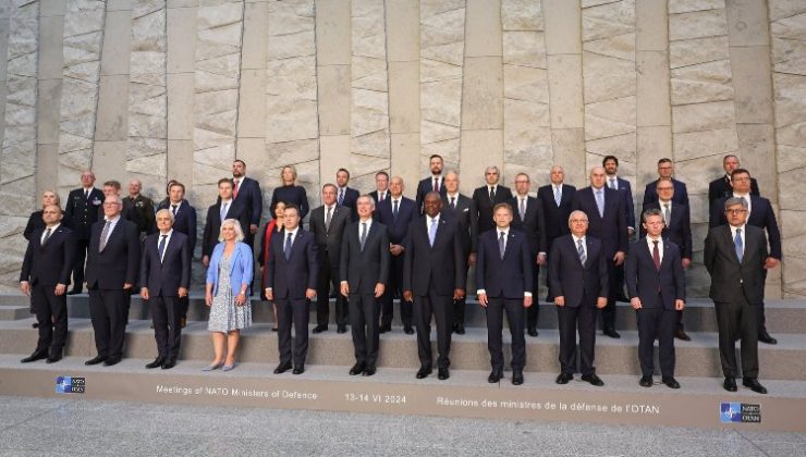 NATO’da geleneksel aile fotoğrafı