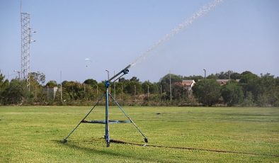 Antalya’nın yeşil alanlarına rulo çim desteği