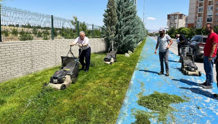 Başkan Büyükkılıç, işçilerle bir araya geldi, çim biçti