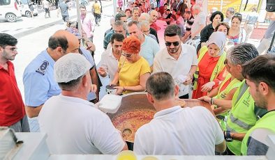 Bayraklı’da aşure bereketi 4 noktada 4 bin kişi ile paylaşıldı