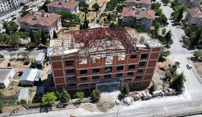 Derince Cemevinde çatı imalatı sürüyor