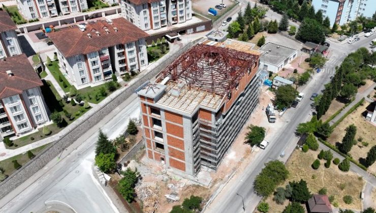 Derince Cemevinde çatı imalatı sürüyor