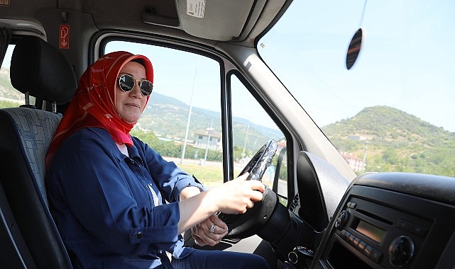 Geyve Belediyesi Garaj Amirliği’nin ilk kadın belediye otobüs şoförü Nebahat Çakır sefere başladı