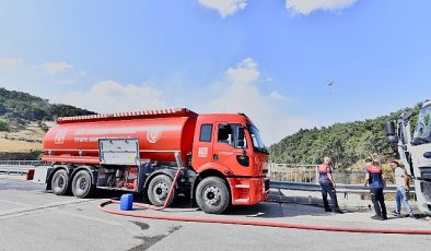 İzmir İtfaiyesi Bornova’daki yangına müdahale ediyor