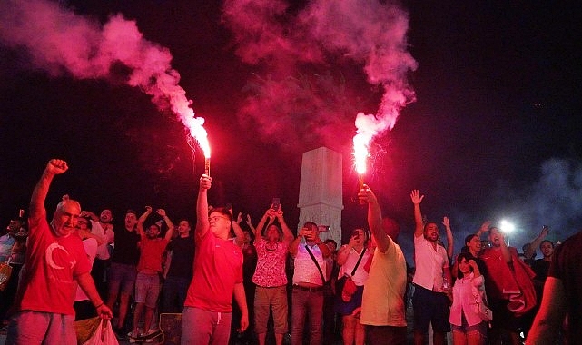 İzmir’in meydanlarında çeyrek final coşkusu