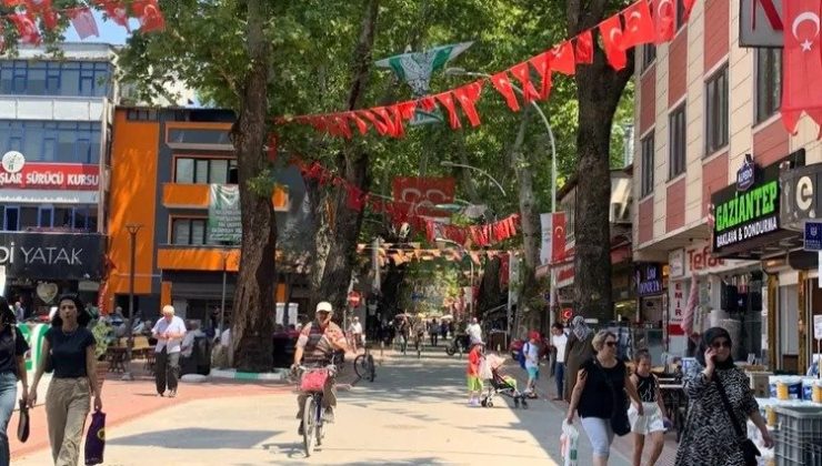 İznik’in en işlek çarşısı hizmet vermeye devam ediyor