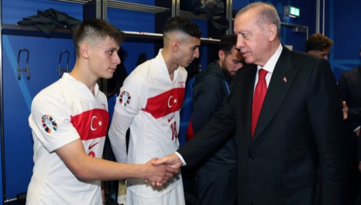 Milli futbolcuları soyunma odasında ziyaret etti