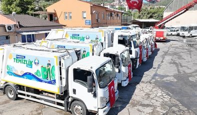 Mudanya Belediyesi yaz aylarının gelmesiyle birlikte temizlik hizmetlerini daha hızlı ve verimli hale getirmek amacıyla araç filosuna yeni çöp kamyonları ekledi