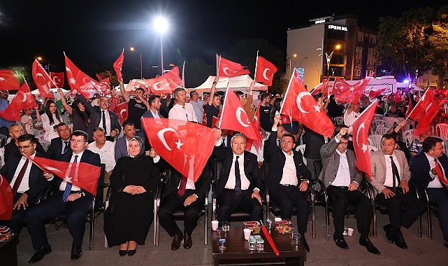 Nevşehirliler 15 Temmuz Demokrasi ve Milli Birlik Günü’nün yıldönümünde 8 yıl önce olduğu gibi yine meydanlarda aynı ruh ve heyecanla bir araya geldi