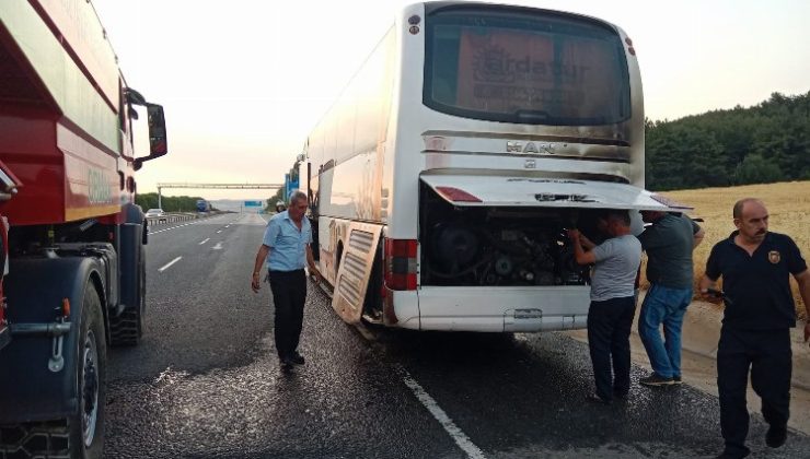 Öğrencileri taşıyan otobüsün motorunda çıkan yangın korkuttu