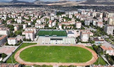 Selçuklu Belediye Başkanı Ahmet Pekyatırmacı, Selçuklu Belediyesi Yaz Spor Okulları futbol branşında eğitim gören öğrencileri ziyaret etti