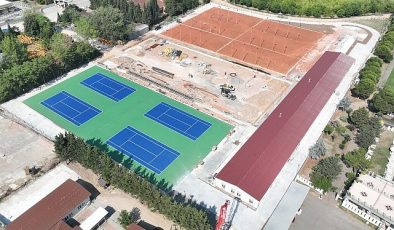 Tenis Merkezi’nde balon kortlar boyandı