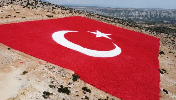 25 kadın usta en büyük Türk Bayrağını Zafer için boyadı