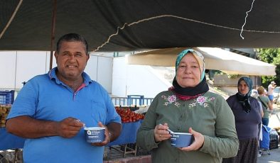 Büyükşehir Belediyesi önünde aşure ikramı