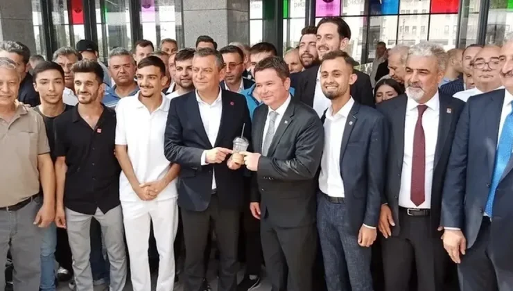 CHP Genel Başkanı Özgür Özel, Bursa’da Osmangazi Meydanı’nı gezdi