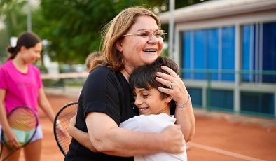 Didim Belediye Başkanı Hatice Gençay, ilçemizde faaliyet gösteren Didim Tenis Kulübünü ziyaret ederek, minik sporcularla bir araya geldi