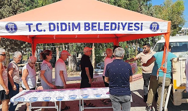 Didim Belediyesi, kendisine ait Akköy Mahallesi’nde yetiştirmiş olduğu ürünleri, vatandaşlara dağıtmaya devam ediyor.