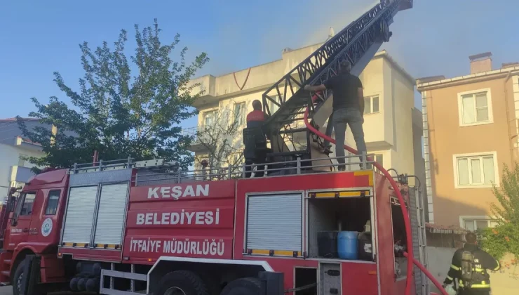 Edirne Keşan’da apartman çatısında yangın