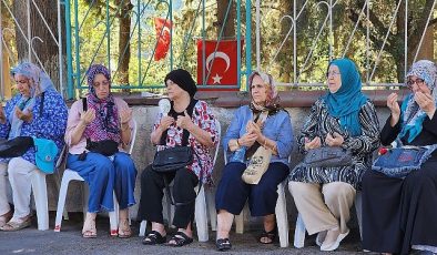 Gölcük Belediyesi, merkez üssü Gölcük olan 17 Ağustos Depreminin 25. yılında deprem şehitleri için mezarları başında anma töreni düzenledi