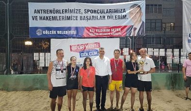 Gölcük Belediyesi’nin yaz spor etkinlikleri kapsamında düzenlediği Plaj Voleybolu Turnuvası, çekişmeli mücadelelere sahne olan final müsabakalarının ardından son erdi