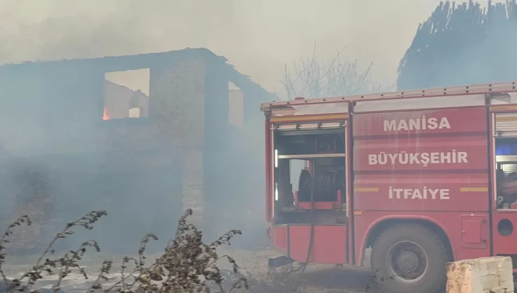 Gördes’te yangınla mücadele sürüyor