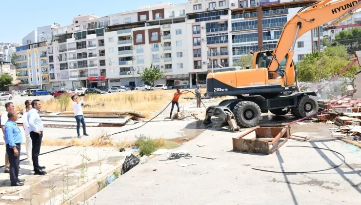 İzmir Çiğli’de kaçak yapının yerine yol ve park