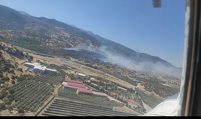 İzmir’in Menemen ilçesindeki yangına müdahale sürüyor