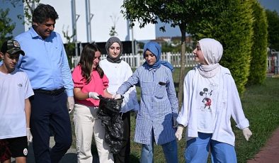 Kartepe Belediye Başkanı Av. M. Mustafa Kocaman çevre temizliği bilinci ve farkındalığı oluşturmak amacıyla gençlerle birlikte mıntıka temizliği yaptı