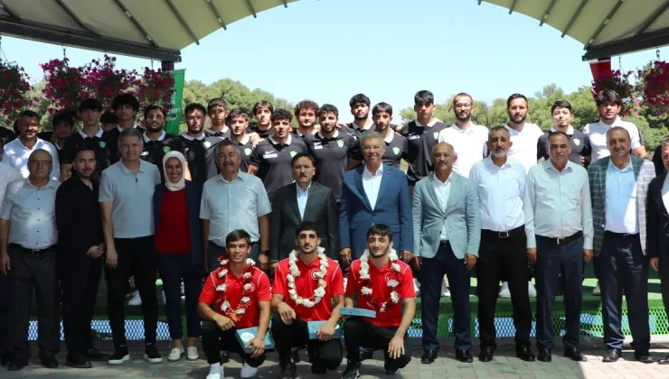 Kayseri Şekersporlu mili güreşçiler için ödül töreni