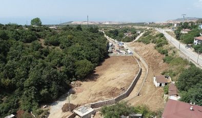 Kocaeli Büyükşehir Belediyesi İSU Genel Müdürlüğü tarafından Körfez ilçesi Hereke bölgesinde başlatılan dere ıslah çalışması hızla devam ediyor