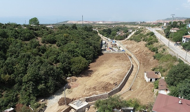 Kocaeli Büyükşehir Belediyesi İSU Genel Müdürlüğü tarafından Körfez ilçesi Hereke bölgesinde başlatılan dere ıslah çalışması hızla devam ediyor