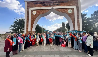 Mardinli  AK Kadınlar Malazgirt’te gövde gösterisinde bulundu 