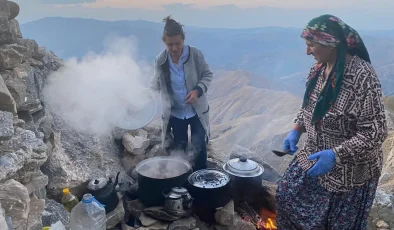 Sason’lu  Ermeniler Mereto zirvesinde mum yakıp dua etti