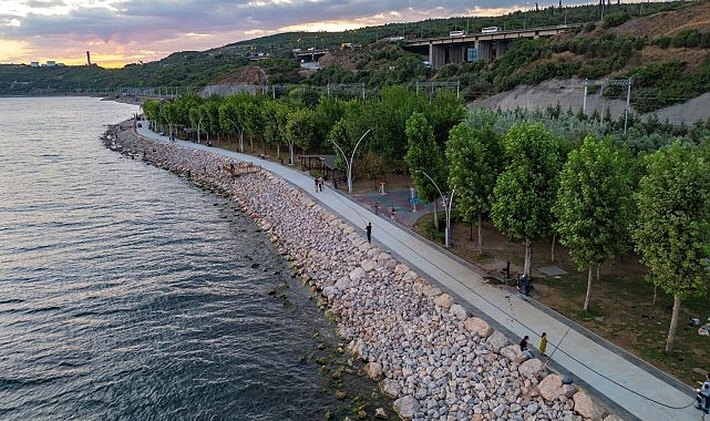 Tavşancıl Sahil Parkı gündüz başka gece başka güzel