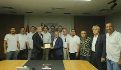 TÜRFAD Kayseri’den Büyükkılıç’a plaket