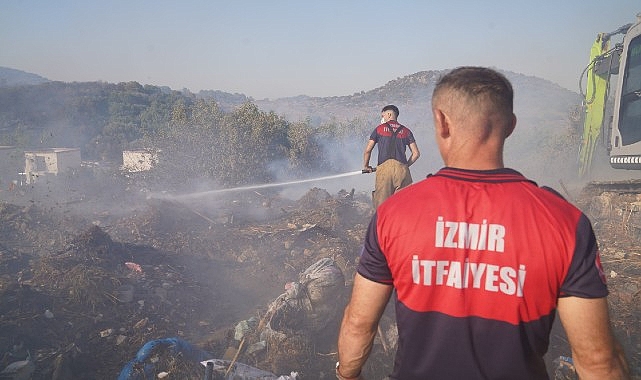 Urla’da çıkan yangına müdahale sürüyor