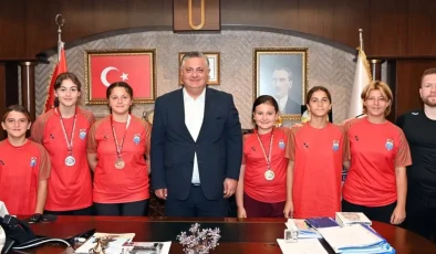 Yalovalı başarılı güreşçilerden Başkan Gürel’e ziyaret