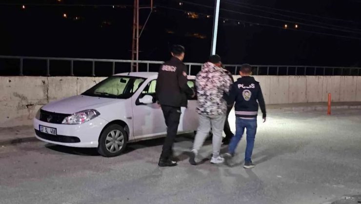 Polis ekibine silah çekip tehditler savurmuşlardı: Tekrar gözaltına alındılar…