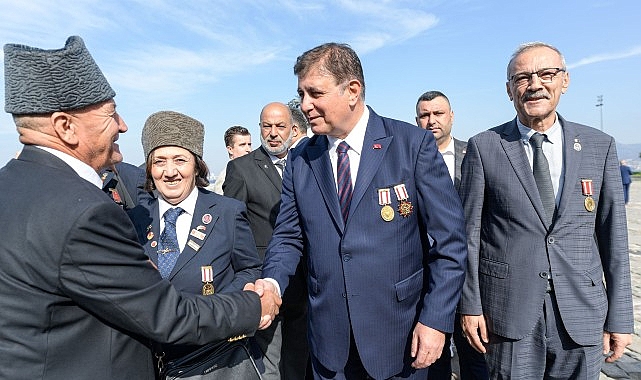 Başkan Tugay babasının madalyalarıyla kahramanların gününe katıldı