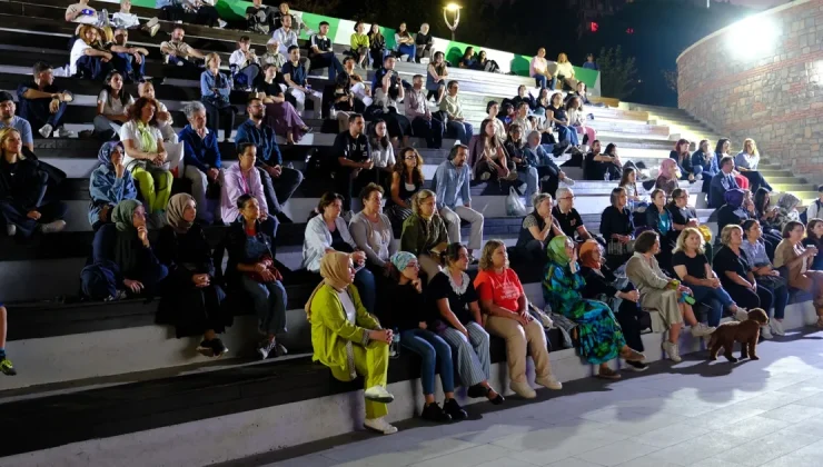 Bursa’da Atatürk Stadyumu Kütüphanesi önünde sinema keyfi